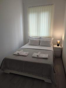 1 dormitorio con 1 cama con 2 toallas en Ana Belgrade Apartments en Belgrado