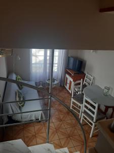 奧德賽克斯的住宿－Casa Azul，配有一张床和一张桌子及椅子的房间