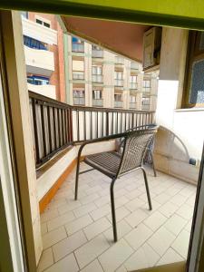 einen Stuhl auf einem Balkon mit Balkon in der Unterkunft Guest House Leo in Alicante