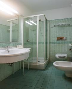 a bathroom with a sink and a shower and a toilet at Hotel Lory & Ristorante Ferraro in Celano