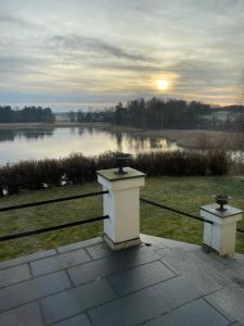 vistas a un lago con el sol a lo lejos en Gripensnäs Herrgård en Bettna