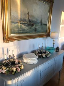 Una mesa con tres velas y flores. en Gripensnäs Herrgård en Bettna