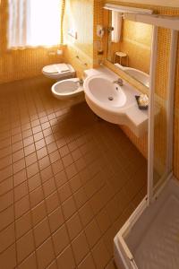 - Baño con 2 lavabos y 2 aseos en Hotel Lory & Ristorante Ferraro, en Celano
