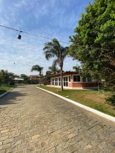 una calle adoquinada frente a una casa en Casa com 4 quartos e 3 suítes no condomínio ferradura., en Búzios