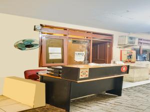 una scrivania in camera con piano di lavoro di SUPER OYO 591 Mn Residence Syariah a Giacarta