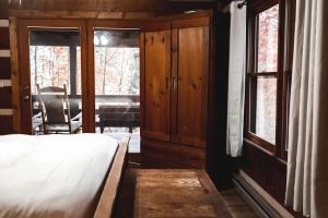 Ένα ή περισσότερα κρεβάτια σε δωμάτιο στο Mountain Laurel Cabin at 36 North - Fireplace