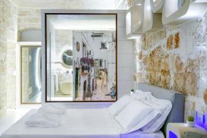Posteľ alebo postele v izbe v ubytovaní Palazzo Vico Bianco Raro Villas Homes Collection