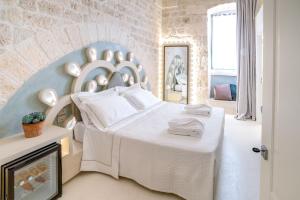 Posteľ alebo postele v izbe v ubytovaní Palazzo Vico Bianco Raro Villas Homes Collection