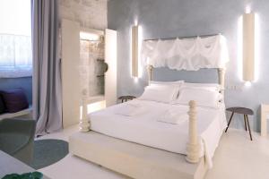Posteľ alebo postele v izbe v ubytovaní Palazzo Vico Bianco Raro Villas Homes Collection