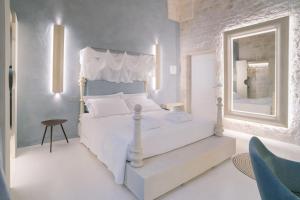 Posteľ alebo postele v izbe v ubytovaní Palazzo Vico Bianco Raro Villas Homes Collection