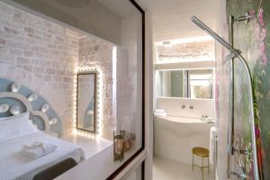 Kúpeľňa v ubytovaní Palazzo Vico Bianco Raro Villas Homes Collection