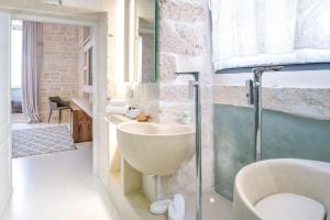 Kúpeľňa v ubytovaní Palazzo Vico Bianco Raro Villas Homes Collection