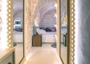 Posteľ alebo postele v izbe v ubytovaní Palazzo Vico Bianco Raro Villas Homes Collection
