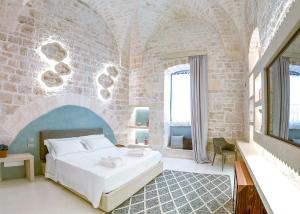 Posteľ alebo postele v izbe v ubytovaní Palazzo Vico Bianco Raro Villas Homes Collection