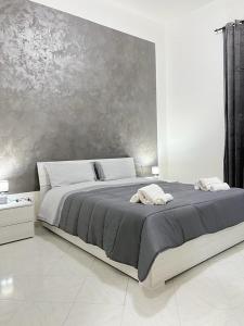 sypialnia z dużym łóżkiem w białym pokoju w obiekcie Casa Leila w mieście Palermo
