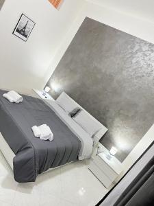 sypialnia z dużym łóżkiem z dwoma ręcznikami w obiekcie Casa Leila w mieście Palermo