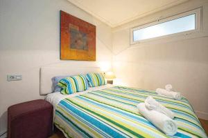 ヒホンにあるEl Rincón de La Escaleronaのベッドルーム1室(ベッド1台、タオル2枚付)