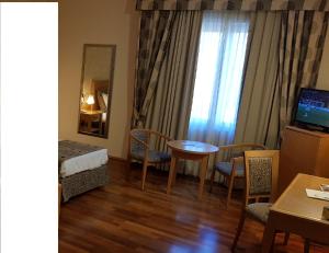 Televízia a/alebo spoločenská miestnosť v ubytovaní Riviera Hotel