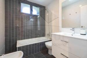 y baño con lavabo, aseo y bañera. en IyI Apartament, en Ribadesella