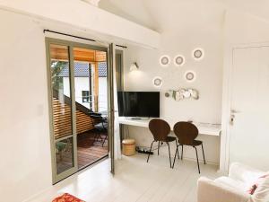 a living room with a desk and a television at Denis & Virginie - château à pied - parking gratuit in Versailles