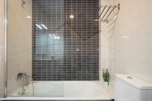 Koupelna v ubytování Jovial Estación Apartamento + 37 fotografií
