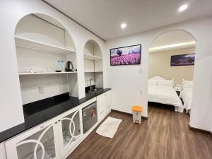 Habitación blanca con 1 cama y 1 dormitorio en Tuyết Mai Hotel, en Da Lat