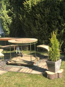 une table de pique-nique et deux bancs dans un parc dans l'établissement Haus Anna, à Rauma