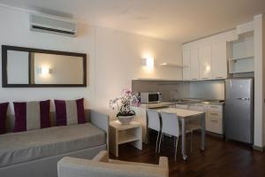 A kitchen or kitchenette at Ramada Plaza by Wyndham Milano