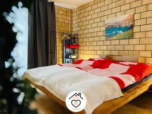 uma cama num quarto com uma parede de tijolos em Family M Apartments 1 em Kappel bei Olten