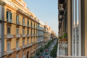 balcone con vista su una strada. di Le Mummarelle Apartments a Napoli