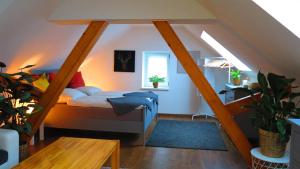 een slaapkamer op zolder met een bed en een raam bij Ferienhaus Gute Laune in Lichtenhagen