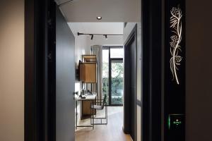 A kitchen or kitchenette at VERSOVERDE HOTEL Alzaia Naviglio Grande