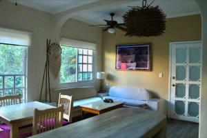 una sala de estar con un sofá y una mesa en Santuario Playa, en Playa del Carmen