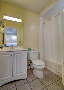 薩科的住宿－Classic Inn，浴室配有卫生间、盥洗盆和浴缸。