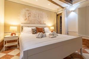 1 dormitorio con 1 cama blanca grande en una habitación en Italian Experience-Rio San Lorenzo Boutique Apartment, en Venecia
