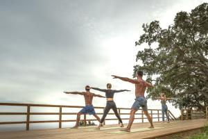 un grupo de personas de pie en un paseo marítimo de madera en Vilafoia, en Monchique