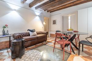 sala de estar con sofá y mesa en Italian Experience-Rio San Lorenzo Boutique Apartment, en Venecia