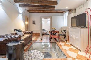 sala de estar con sofá y mesa en Italian Experience-Rio San Lorenzo Boutique Apartment, en Venecia