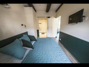 PleurtuitにあるThe House of Anne Dinardのベッドルーム(青い枕のベッド1台付)