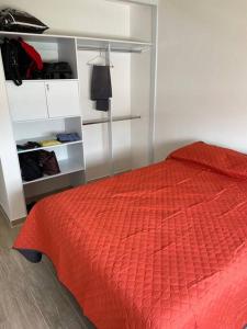 1 dormitorio con cama roja y armario en Casa en Tequesquitengo con acceso al lago, en Jojutla de Juárez