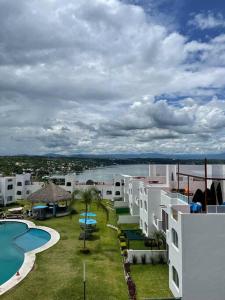 vistas a un edificio con vistas al agua en Casa en Tequesquitengo con acceso al lago, en Jojutla de Juárez