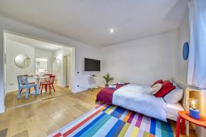 um quarto com uma cama e uma sala de jantar com uma mesa em Centrally located apartment with parking space em Caldaro