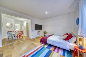 sypialnia z łóżkiem i jadalnia ze stołem w obiekcie Centrally located apartment with parking space w mieście Caldaro
