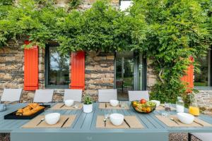 - une table de pique-nique avec un bol de fruits dans l'établissement Parenthèse en Brocéliande, à Paimpont