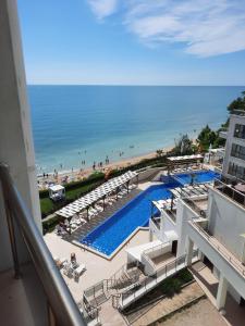 uitzicht op het strand vanaf het balkon van een resort bij Byala Vista Cliff Apartments in Byala