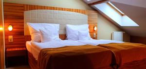 Postel nebo postele na pokoji v ubytování Hotel Okresní Dům