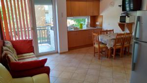 Kuchyňa alebo kuchynka v ubytovaní Mandy apartman Siófok