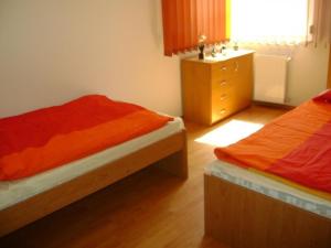 Posteľ alebo postele v izbe v ubytovaní Mandy apartman Siófok