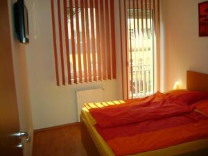 Posteľ alebo postele v izbe v ubytovaní Mandy apartman Siófok