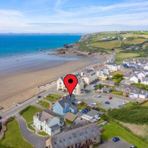 eine Luftansicht auf einen Strand mit rotem Marker in der Unterkunft Anchor Guest House in Haverfordwest